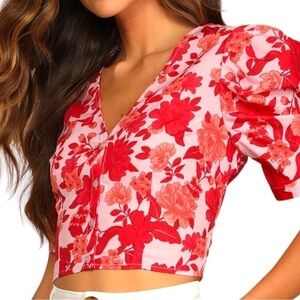 LULU’S, NWOT, VACAY DREAMS BLUSH PINK FLORAL CROP TOP WITH PUFF SLEEVES. SIZE L